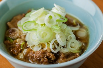 『桜肉スジ煮込み』は桜肉の旨みが溶け込んだスープも美味しい