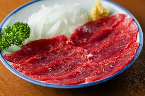 桜鍋用に育てられた馬肉は刺しで食べても美味