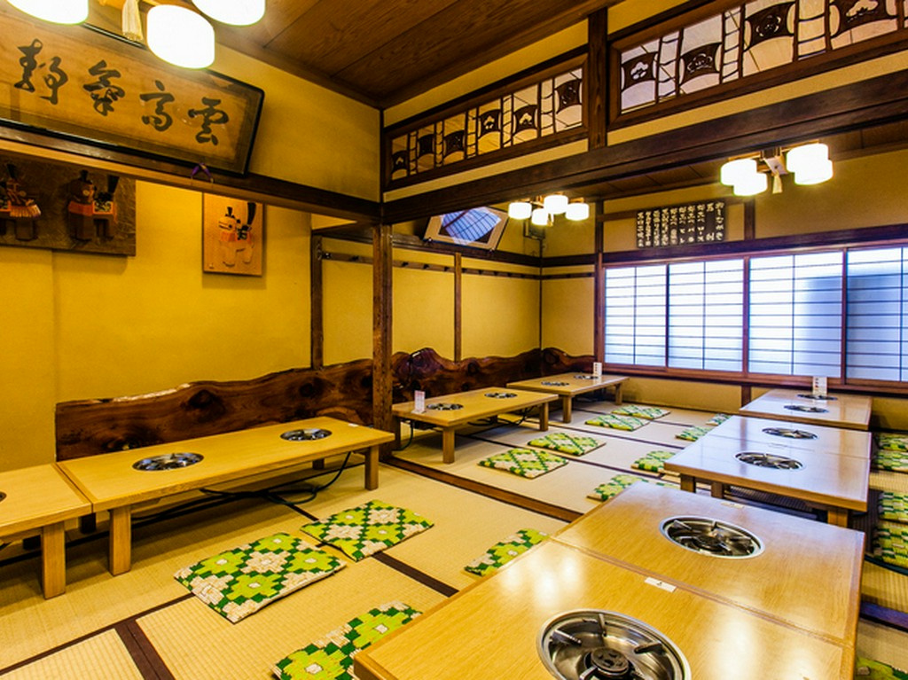 ２階の大広間。意匠を凝らした造りと装飾品に目を奪われる