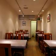 壁に飾られた絵と卓上の一輪挿し以外は、まったく飾り気のない店内。白壁とスポットライトが構成するシンプルな空間が、心地良い落ち着きを演出します。