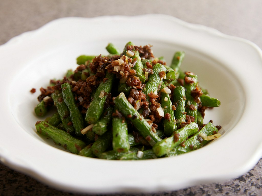 四川の漬物の風味が利いた『インゲンと漬物炒め』