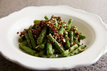 四川の漬物の風味が利いた『インゲンと漬物炒め』