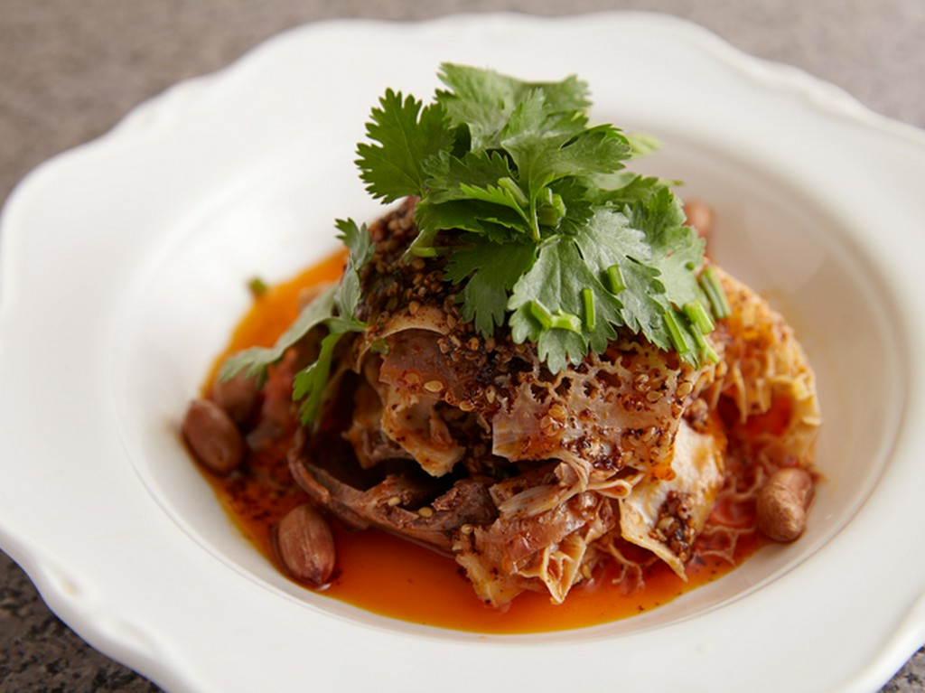 多彩なスパイスが織り成す深い味わい『牛スネとハチノスの冷菜』