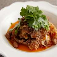 八角、ニッキ、フェンネルなど12種のスパイスを炊いて煮た肉を薄切りに。自家製辣油がアクセント。