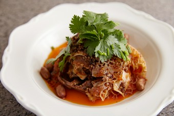 多彩なスパイスが織り成す深い味わい『牛スネとハチノスの冷菜』