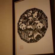 店内にある唯一の装飾は、上海の作家による切り絵。その精緻な職人技にシェフが惚れ込んだそうです。