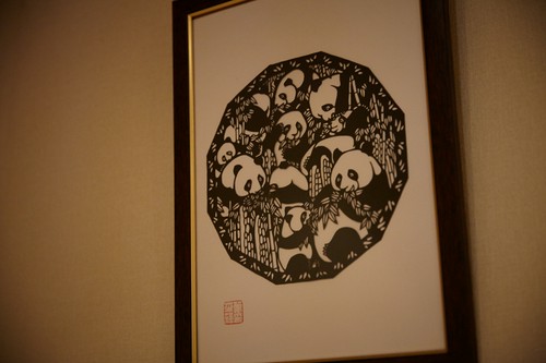 壁に飾られるのは、中国人作家による精巧な切り絵