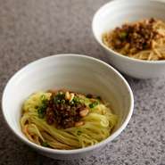 四川料理の最大の魅力である“辛さと香り”を楽しめる逸品。混ぜるだけで立ち上る刺激的な香りと、汗が吹き出す辛さのなかに隠れた深い旨みが一体となって押し寄せます。