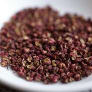 四川料理の醍醐味である中国山椒「花椒」は、年に一度、自ら中国四川省を訪れて買い付けます。香り、色、そして痺れる辛さ、どれをとっても最高品質の一品です。