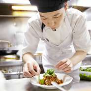 お食事のひとときは素に戻ってリラックスして頂けるように、適度な距離感のサービスを心がけています。もちろん辛さの調整などのご注文はお気軽にお申し付けください。