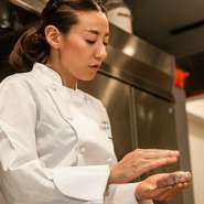 主役は繊細で香りの良い日本の食材。その魅力を最大限に引き出すために、料理は何度も試作を繰り返し、納得できるものだけがメニューに並びます。