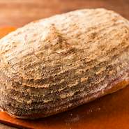 一年間かけてパンの勉強をしたシェフが、毎日2種類のパンを焼き上げます。小麦の香りがふわりと立つ滋味深いおいしさが魅力。料理とワインとパン、というフランス料理の醍醐味をあますところなく味わえます。
