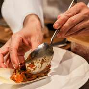 二人で訪れるゲストには、すべての料理を二皿に取り分けて提供。一皿ずつ気兼ねなく楽しんで頂きたいという細やかな心配りです。