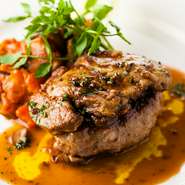 スパイスを利かせたアグー豚のハンバーグをフォンドボーベースのソースで。豪快なフォアグラも人気の秘密。