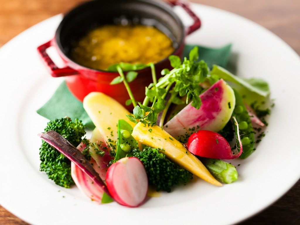 旬の野菜の濃厚な旨みを楽しむ『彩り有機野菜のバーニャカウダ』
