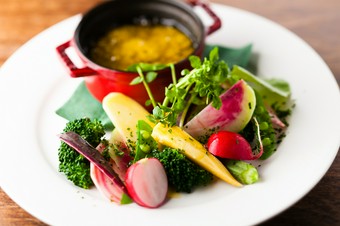 旬の野菜の濃厚な旨みを楽しむ『彩り有機野菜のバーニャカウダ』