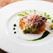 藁で炙った初ガツオに、酸味のあるソースを合わせた前菜。ほうれん草ピューレのほのかな苦味がアクセント。