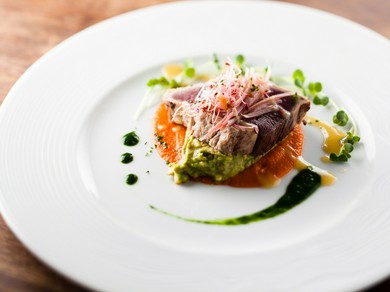 彩り鮮やかな『初ガツオとアボカドのプレッセソーストマト』