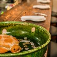 カウンターの一角に飾られるシェフが焼いた亀の形のパン。こんなユーモアもこの店の魅力です。