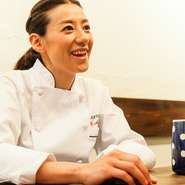 人と接する仕事が好きだったことも、秋元シェフが料理の道を選んだ一因。その人柄も店の魅力のひとつです。