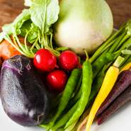 ナス、大根、ビーツ、ラディッシュなどの旬野菜。農家から直接届くもの、鎌倉や築地で買い付けるものなどさまざまですが、どれも瑞々しく大地の力を凝縮した逸品ばかりです。