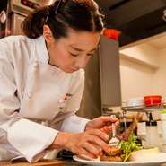 お客様に喜んで頂くことが最大のテーマ。近すぎず遠すぎずの距離感を保ちプライベートのお邪魔にならないよう意識しつつ、いつでも声をかけられる空気づくりを心がけています。