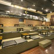 最大80名まで利用できる個室。正面にはステージが設置され、ブライダルの2次会や会社の宴会など幅広いシーンにオススメです。ワイワイ皆で盛り上がりながら楽しいひと時を。