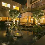 静かな時が流れる、上品な日本庭園。中庭なので、個室の窓からも眺めることができます。四季折々の景色を眺めながら、日頃の疲れをゆっくりと癒してはいかがでしょう。