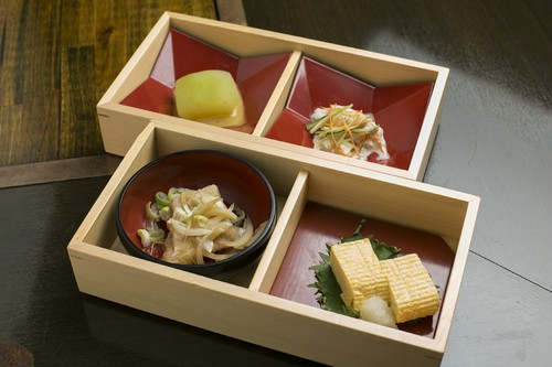 季節の味を少しずつチョイス『八寸松華堂』