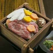 お口の中でとろけるような柔らかさ。たくさんの野菜がお肉の旨みを引き立てます。