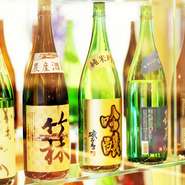 店内のセラーにずらりと並ぶ日本酒。岡山県の地酒を50種類以上揃えてあるのが、このお店のこだわりです。料理と一緒に、または食後にじっくりと味わってはいかが。