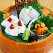 彩りも美しい、様々な魚介を盛った一品。季節ごとの味が楽しめる珠玉の盛り合わせです。