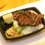 大人気のがっつりステーキ丼!!Ryouteiスタッフ渾身の500円弁当を堪能ください!
540円(税込)