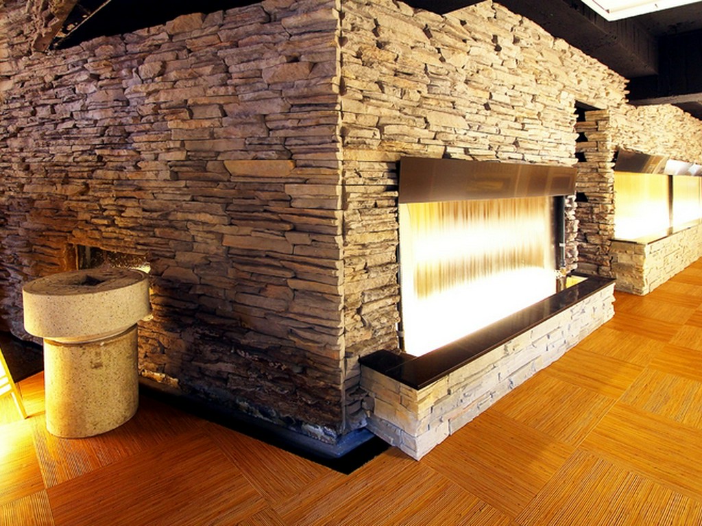 シーンや人数に合わせて利用できる和モダンのおしゃれな店内