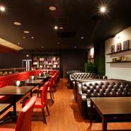 ホットコーヒー300円でおかわり自由！さらにワイハイも完備しておりますので仕事や勉強など方もお持ちしております。
※ランチタイム11‐15は席の御移動をお願いする場合があります。