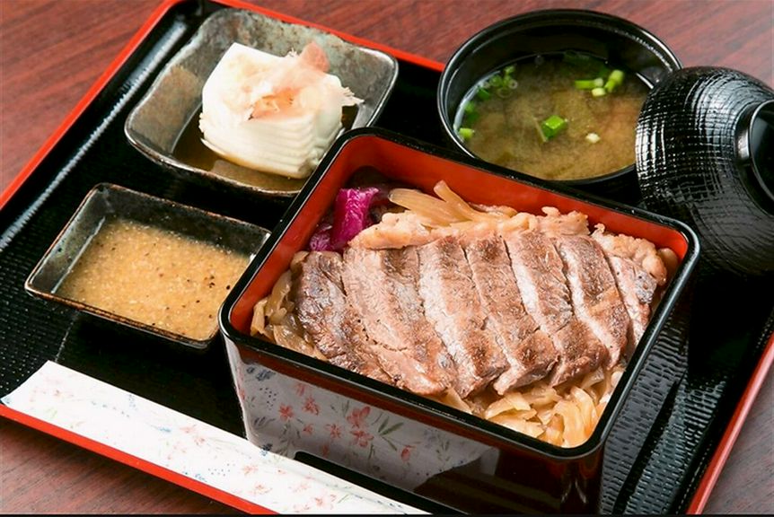 チカカフェ近江牛ステーキ重1200円