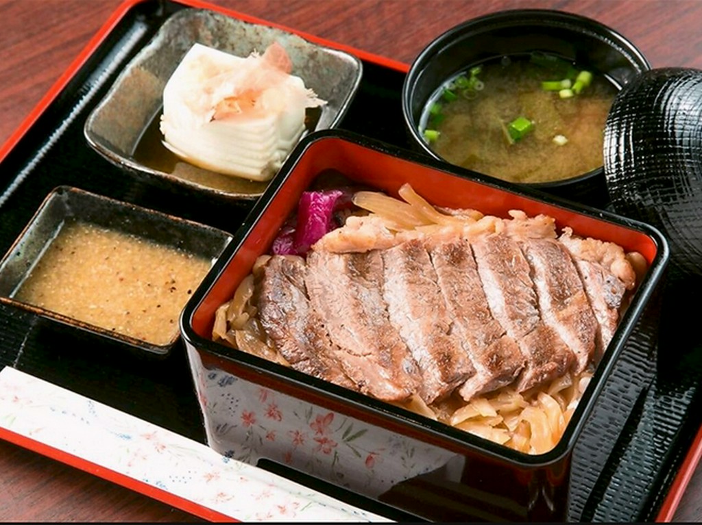 チカカフェ近江牛ステーキ重1200円