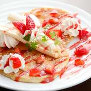 イチゴの鮮やかさが、女性の心をギュッと鷲づかみ。心の中まで甘くとろけさせるパンケーキをどうぞ。