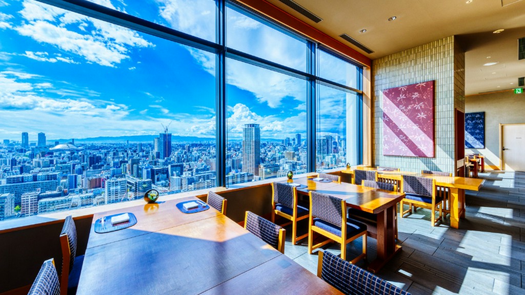 非日常の時間が広がる、22階のホテルレストラン