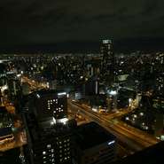 時に美しく広がる景色を眺め、またある時には夕焼けや目映い夜景を望める絶好のロケーションです。22階から見渡せる大阪の街並みと季節感豊かな料理に触れ、2人の素敵な思い出が増えていくことでしょう。