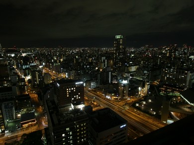 地上100mの煌びやかな景色が、2人の特別なひと時を華麗に演出