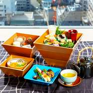 特に好評なのが一口カステラ。味は、抹茶・ほうじ茶・かぼちゃ・安納芋・紫芋・うすい豆の6種類です。すべての味を楽しめるアフタヌーンティーのほか、会席では季節の八寸に1種が付いています。