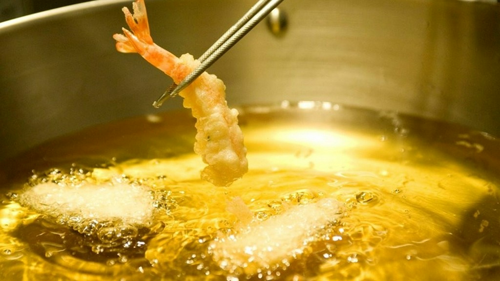 料理長特製の天つゆや、厳選した自家製塩でいただく『天ぷら会席』