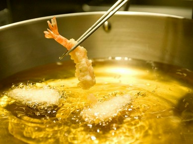 料理長特製の天つゆや、厳選した自家製塩でいただく『天ぷら会席』