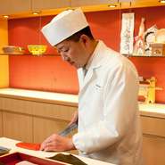 どのお客様にも最高のおもてなしを心がけています。料理長はお客様から下げられたお皿を必ず見ています。お皿の状態を見ることで、お客様からのメッセージを察知します。
