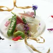 鮮魚は全国各地から直送、お野菜は地元の京野菜を中心に、季節ごとの素材を仕入れ、お肉も国内生産者から厳選。こだわりの食材を最高の一皿に仕上げます。