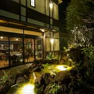 景観アーティストが手掛けた心和ませる庭園を店内より眺めながら、京都の四季折々を五感で感じるコース料理をお楽しみいただけます。