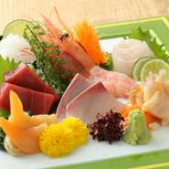 魚介類は、北海道にある自社の鮮魚店から毎朝空輸されているので、朝獲れの本当に新鮮な素材が味わえます。四季それぞれに、旬の美味しい魚介が寿司や刺身で味わえます。