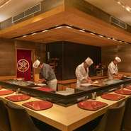 いつもジャズピアノの演奏が流れている落ち着いた雰囲気の店内です。カウンターはどっしりとした一枚板のひのきで13席。テーブル席、個室もあり、シーンに合わせた席を選んでゆったりと食事ができます。