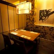 個室が5室あるので、大切な方をもてなす時に最適です。刺身と寿司両方が味わえる『おまかせ刺身コース』が夜のコースでは一番の人気。パーテーションをすべて開けてれば最大26席、人数に対応して調整できます。